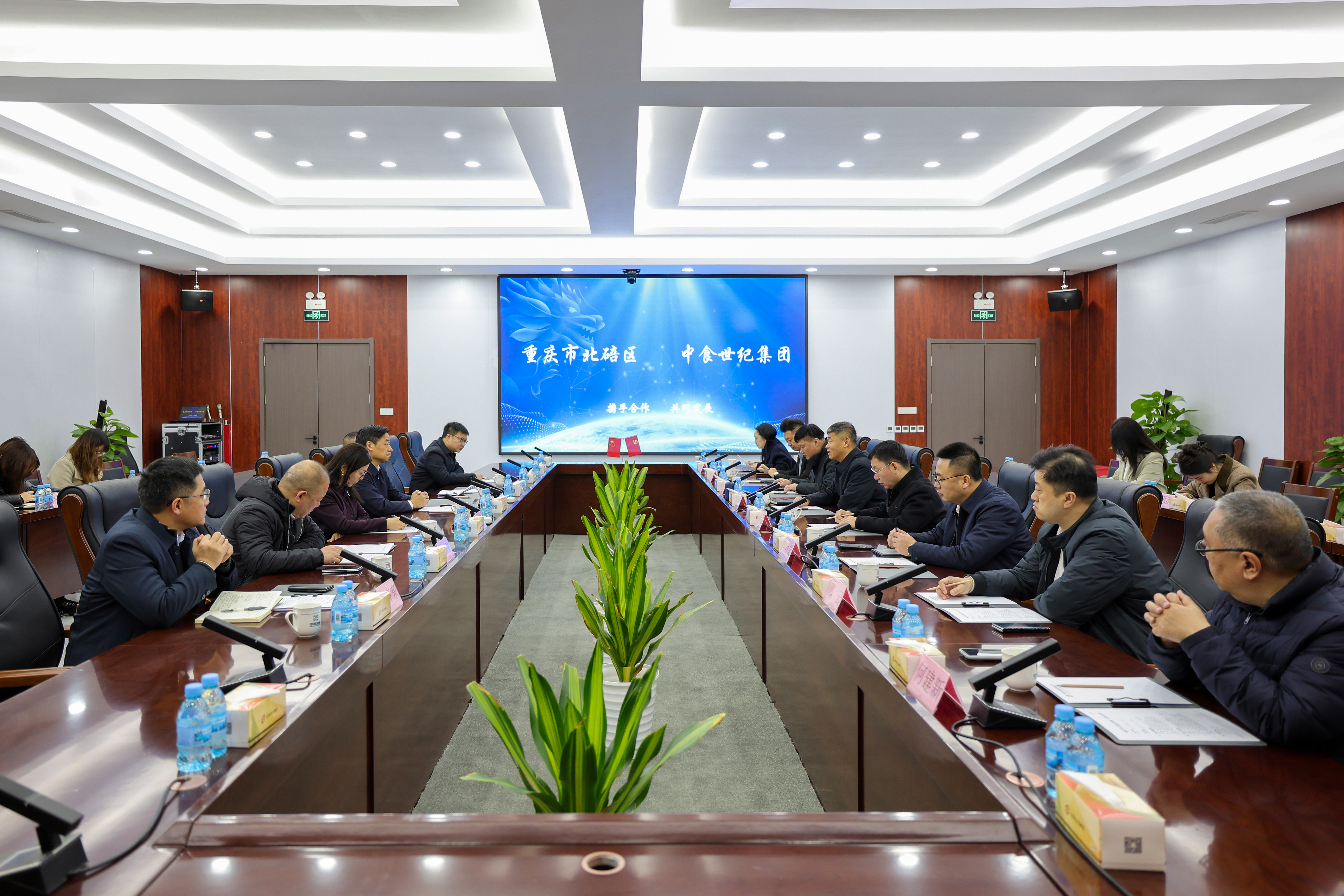 王文亮與重慶市北碚區(qū)委副書記、區(qū)長(zhǎng)卓大林會(huì)談，蘇德庫參加會(huì)談